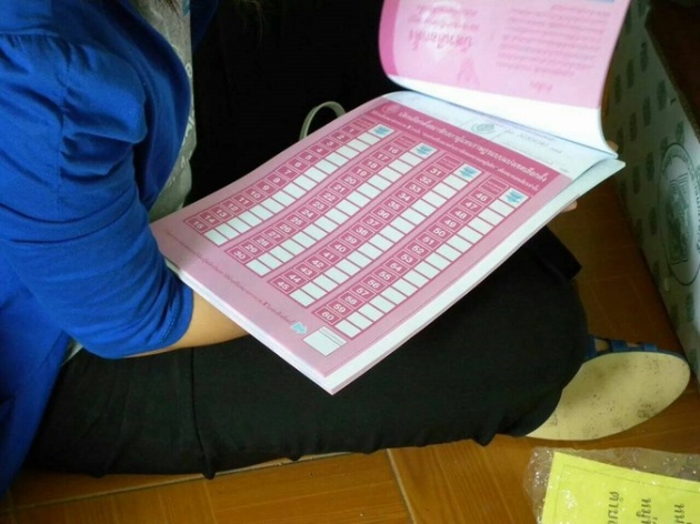 20141102-Y001-泰國國會區域選票的右下方有一欄「都不支持」的選項，凡投下該選項的比率達到25%，就必須更換候選人，重新選舉。（洪耀南提供） 11-02-2014